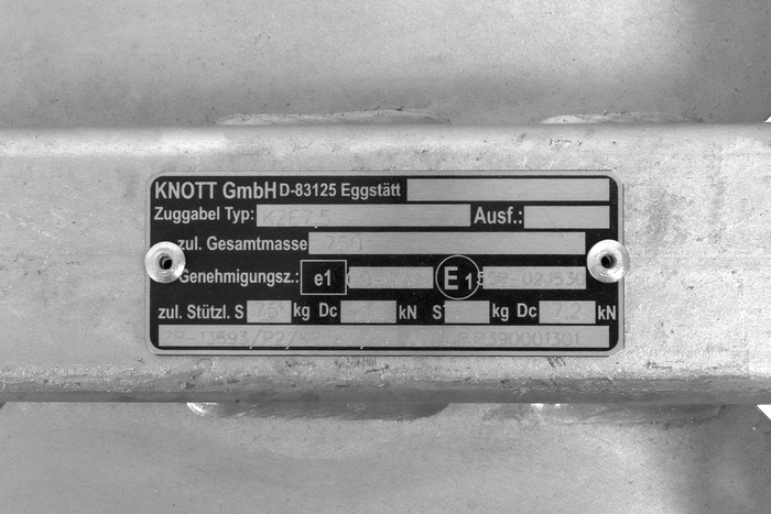 KNOTT KQ14-A+KZE7.5 kogelkoppeling voor een aanhanger van 750 kg met een V-vormige dissel.